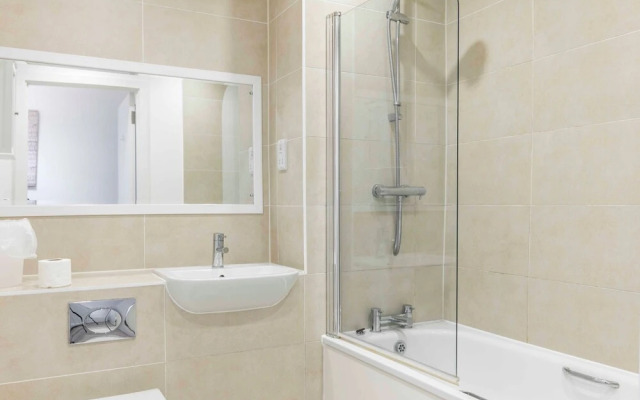 2 BR Modern Flat Near Train Station/central