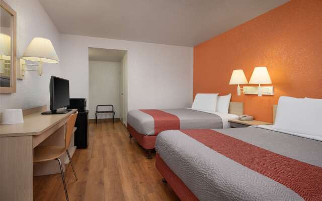 Motel 6 Buena Park, CA - Knotts Berry Farm - Disneyland