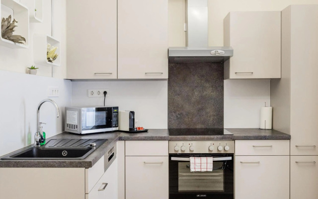 De Luxe 1-bedroom, 2-bathroom Condo in the Center