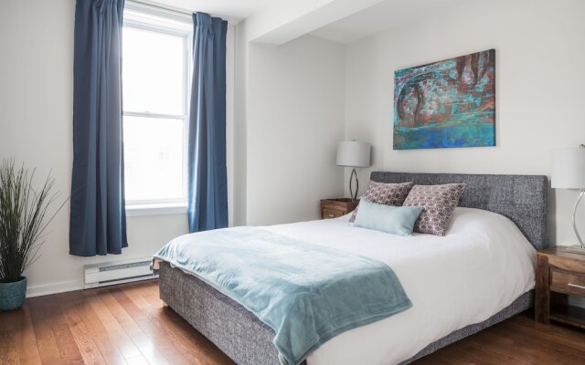 MTLVacationRentals - Suite Mont-Royal - 3 queen beds, 1,5 Ba