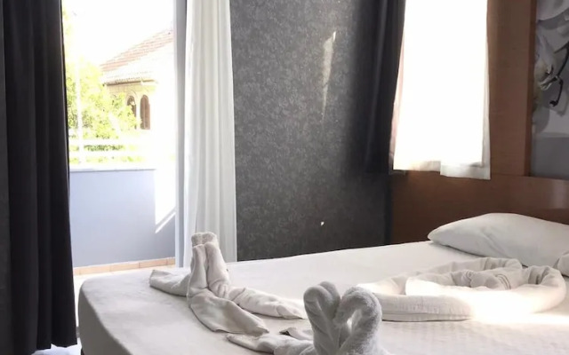 Anita Kemer Noch Hotel