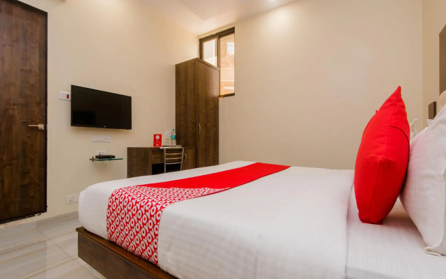 OYO 9327 Royce Executive