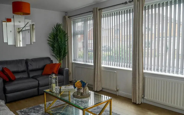 Stylish 4 Bed Apartment- Private Garden & Sleeps 8