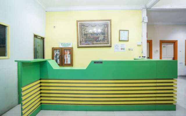 Hotel & Kost 37 by OYO Rooms