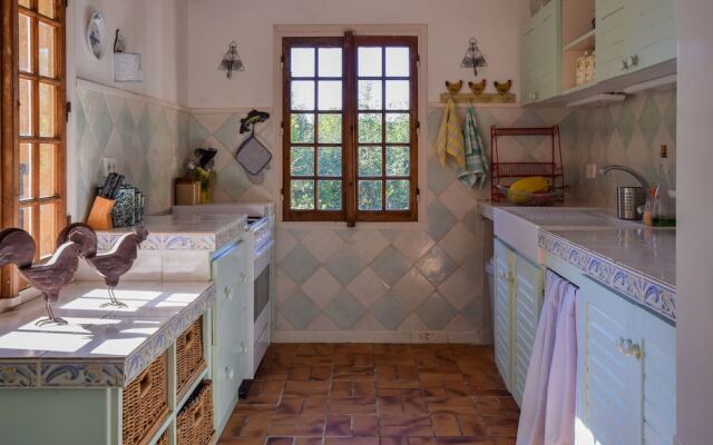 Charming Holiday Home With Deckchairs, Garden, Terrace, BBQ