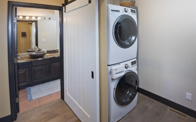 Glacier Court 1824 A