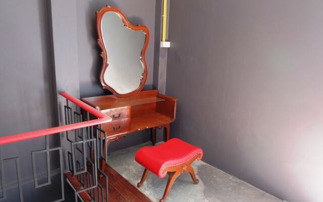 BTS Khaosan Hostel