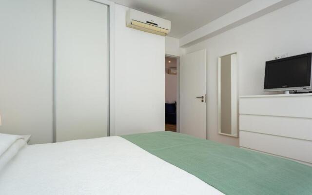 Bright & Charming 1BDR Apartment W/ Pool by LovelyStay