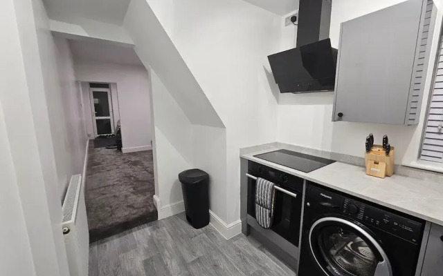 Newly Renovated 2 Bed With Garden & Parking