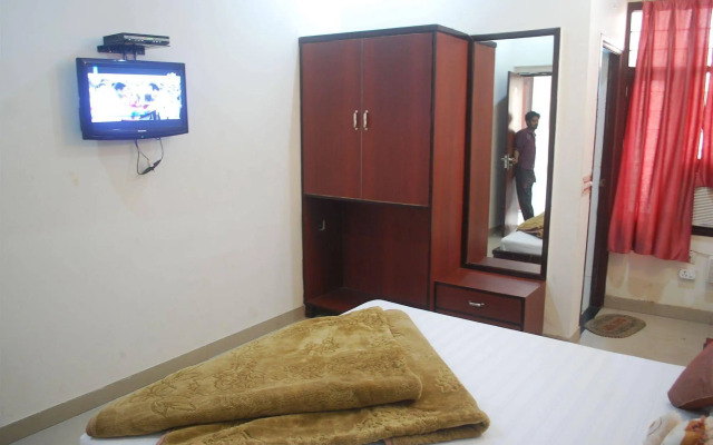 OYO 28053 Hotel Gayatri Palace