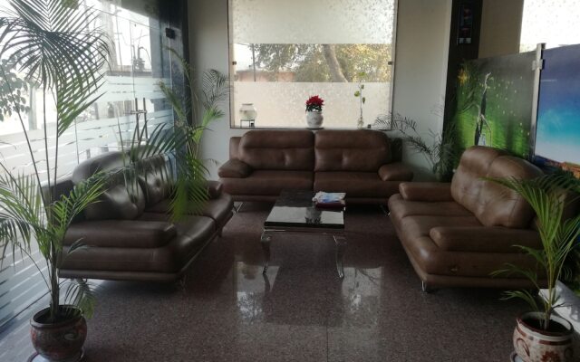 Hotel Dhanraj Palace