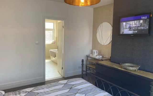 6 Bed-sleeps 12-hot Tub-free Parking-pet Friendly