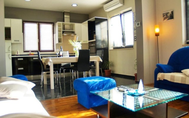 Schöne Ferienwohnung mit Terrasse, Roses