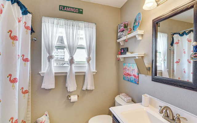 Canal-front Gem in Galveston: Fish, Crab & Unwind