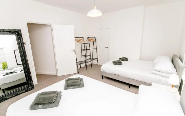 New City House, Great Location - With Parking