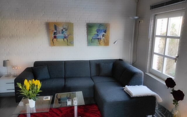 Room-room to Rent With own Entrance, liv