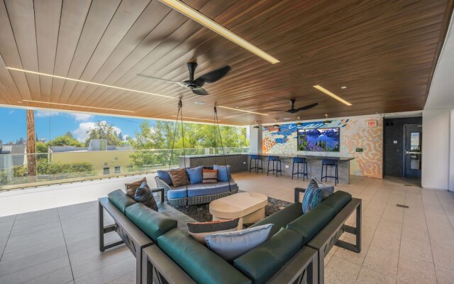 Luxury Apartment in Hollywood