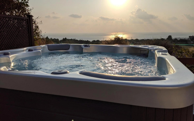 Villa Panorama - Stunning views in villa with hot tub, pool, garden