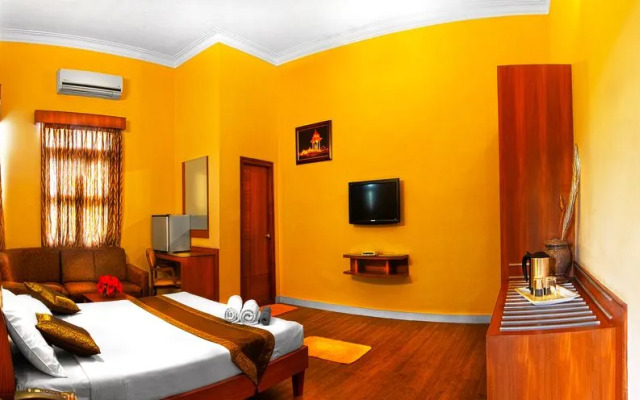 OYO 13566 Kumars The White House