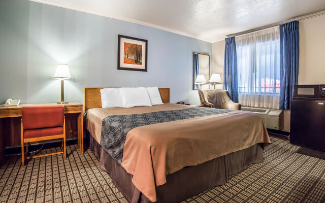 Econo Lodge Inn & Suites