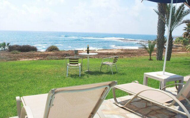 "sea Front Villa With Private Heated Pool, Quiet Area Paphos 322"