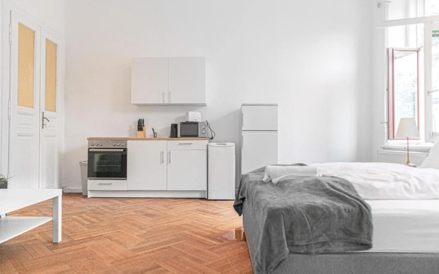 Joyful Apartments at Superb Location near AKH Hospital