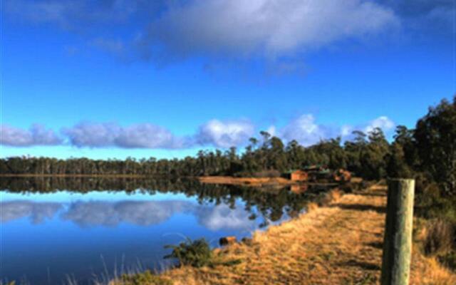 Lake Yalleena Nature Retreat