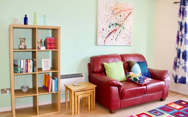 Colourful and Spacious 2 Bedroom Leith Home
