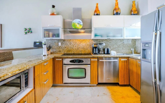 Beachfront Penthouse! Private Jacuzzi! Live the Dream!