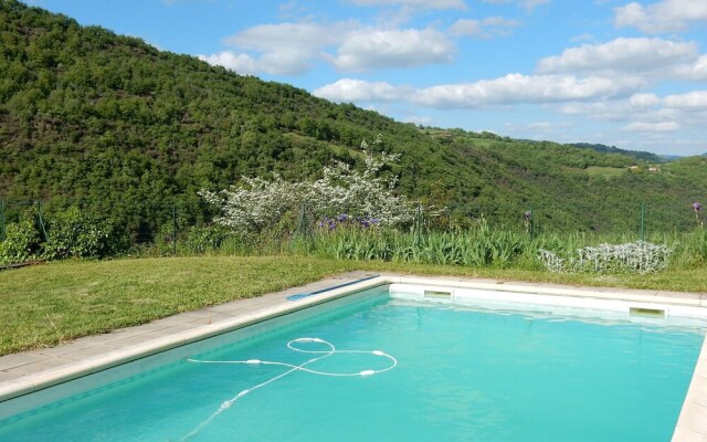 Modern Holiday Home with jacuzzi in Brousse-le-Chateau