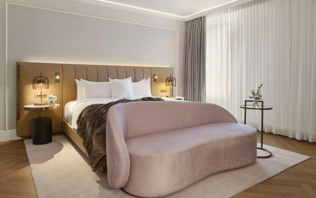 Vogue Hotel Montreal Downtown, Curio Collection by Hilton