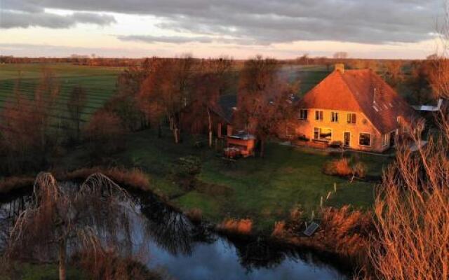 de Opkikker Riant vakantiehuis met jacuzzi in Giethoorn