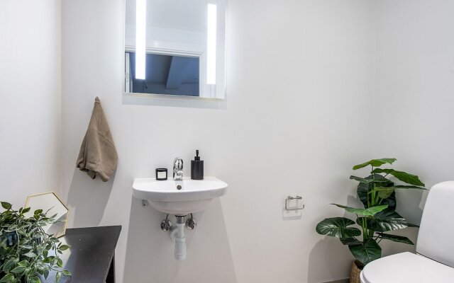 Sanders Leaves - Chic 3-bdr Apt With City View