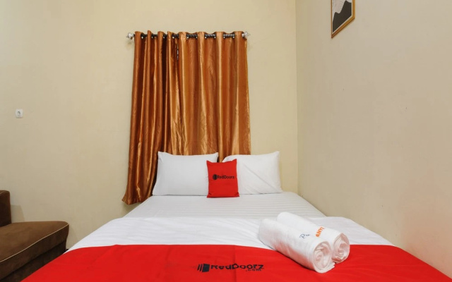 RedDoorz near The Jungle Waterpark Bogor