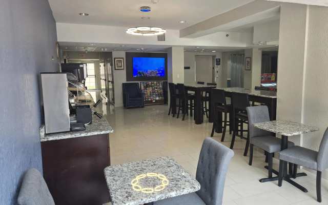 Days Inn & Suites by Wyndham Tampa/Raymond James Stadium