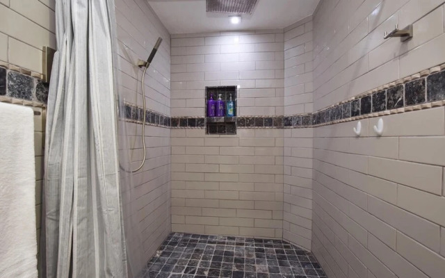 Spacious Updated 2 Masters POOL