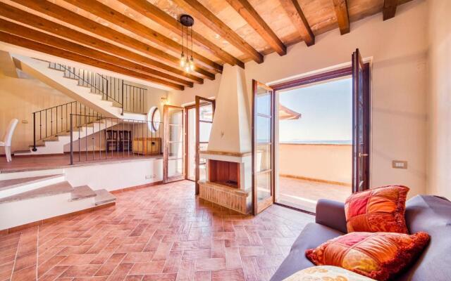 Bright Apt With Terrace and Shared Pool