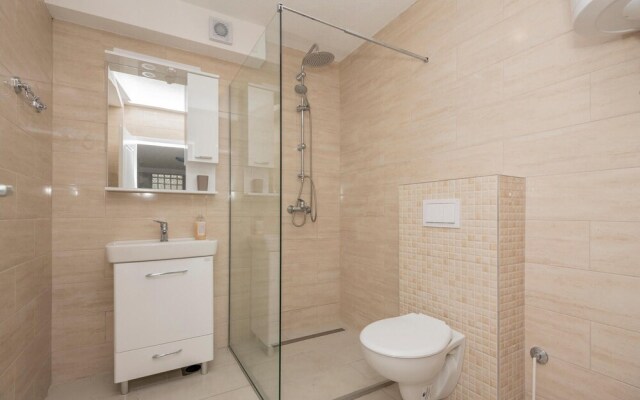 Awesome Apartment in Makarska With Wifi and 1 Bedrooms