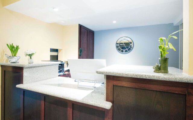 Executive Inn and Kitchenette Suites