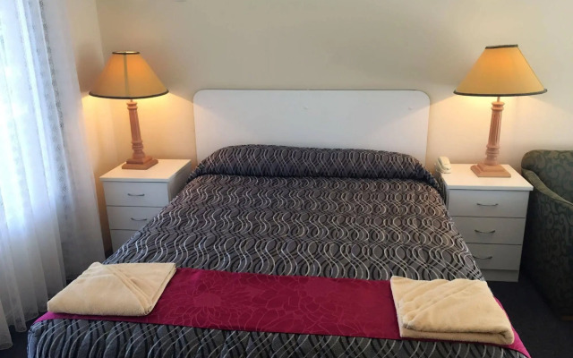 Silver Oaks Motel