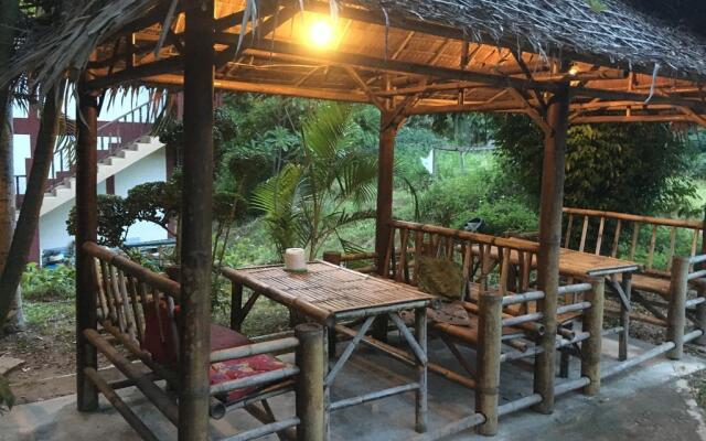 Jungle Hut Bungalows & Hotel