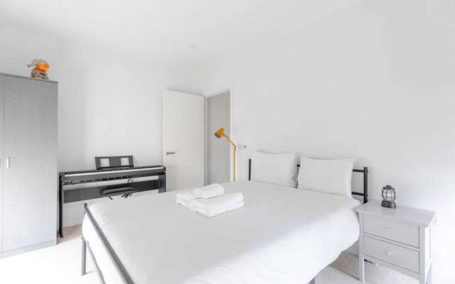 Stylish 2BD Oasis W/balcony South East London!