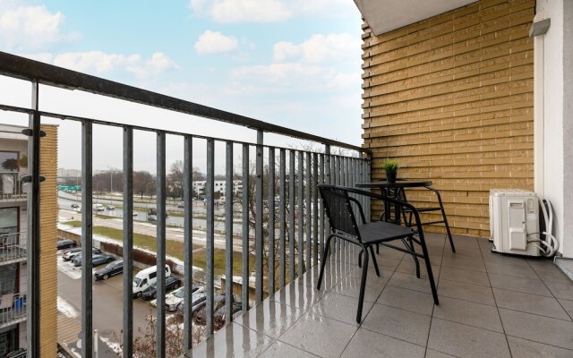 Gold & Blue Apartment Warsaw by Renters