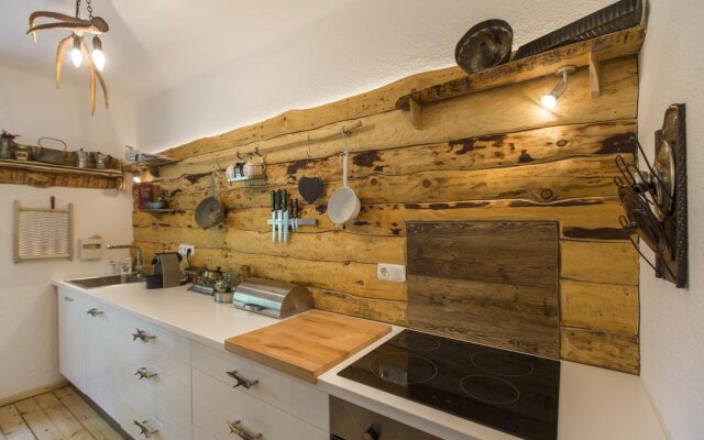 Holidaysun, Chalet Foresthouse, Detached Villa, 1000 qm garden, mountainview, whirlpool, BBQ&bikes&sunbeds for free