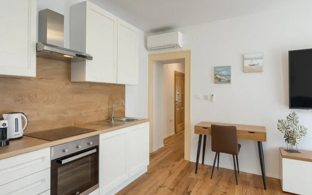 Modern Apartment With Open-air Parking