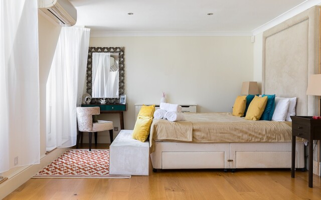 Luxury 5-bedroom Villa With Parking and AC