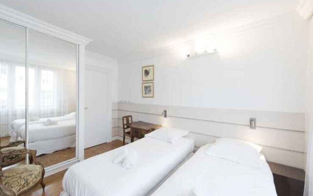 Apartment near Pont de Grenelle