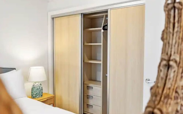 Convenient Modern 2-Bedroom Unit With Free Parking