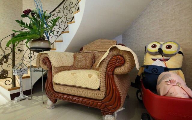 Textile Girl Romantic Homestay