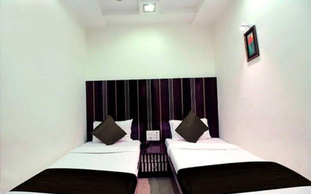 OYO 424 Hotel Apple Suites